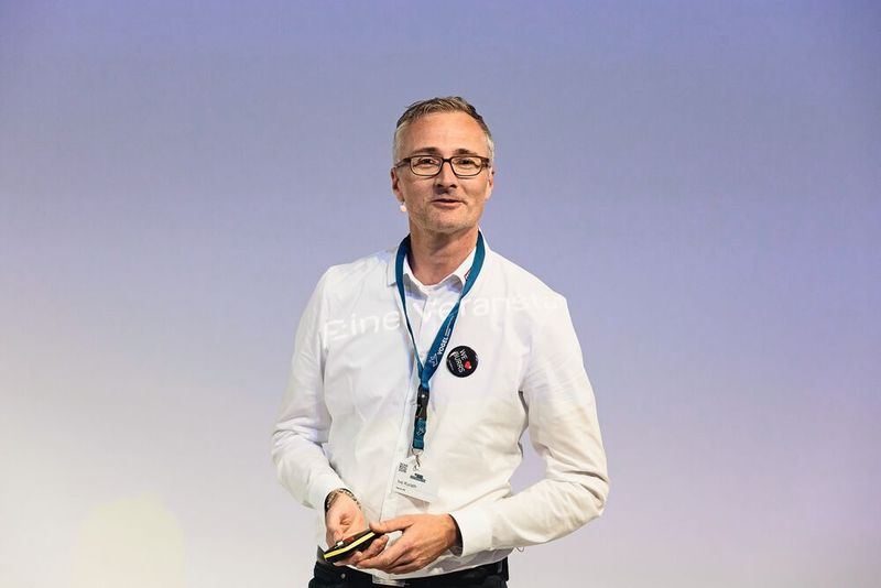 Ivo Kurath, Heule Werkzeug, referierte darüber, wie das Kombinieren von Bohren und Entgraten Zeit spart. (Bild: Stefan Bausewein)