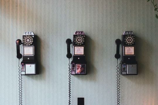 Lange Wartezeiten und unzufriedene Kunden gehören mit KI im Kundenservice der Vergangenheit an. Lange Wartezeiten und unzufriedene Kunden gehören mit KI im Kundenservice der Vergangenheit an.