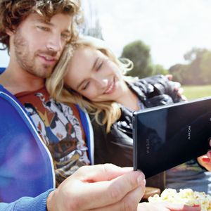 Eine Acht-Megapixel-Kamera sorgt zusammen mit dem Exmor-RS-Sensor im Sony Xperia Z Ultra für hochauflösende Bilder. Genau diese Smartphones sind es auch, die bei den Kameraherstellern für graue Haare sorgen. Denn der Markt für Kompaktkameras schwächelt im Jahr 2013, da viele Kunden nun Smartphone-Kameras für ihre Schnappschüsse verwenden.