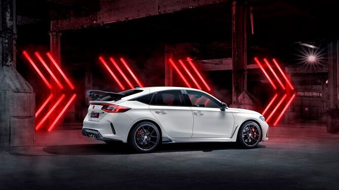 Der neue Honda Civic Type R baut auf der Silhouette des Civic E-HEV auf, ist aber tiefer und breiter gebaut. (Bild: Honda)