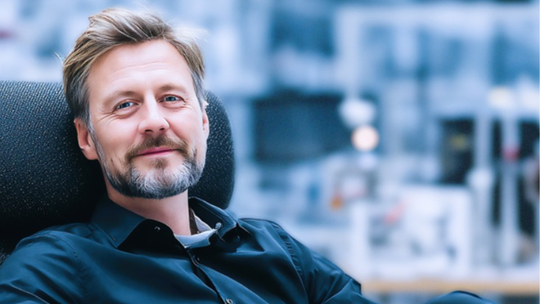 Er kann sich entspannt zurücklehnen. Nach der Einführung des MES nutzen die Produktions- Mitarbeitenden KI für die adaptive Planung.(Bild:  MPDV / Midjourney / KI-generiert)
