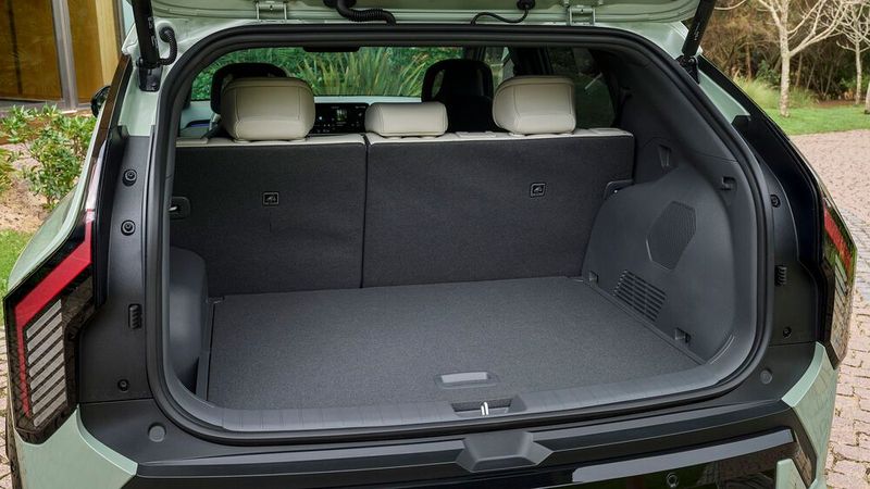 Mit 460 Litern bringt der Kofferraum ein für die Fahrzeuggröße ordentliches Volumen mit. In Sachen Platzangebot und Reichweite ist der EV 3 ein kompetentes Erst- und Familienauto. (Bild: Kia)