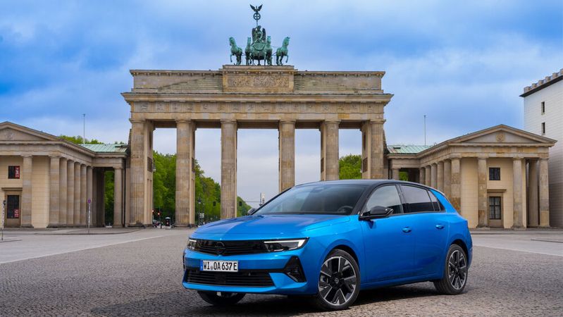 Der Opel Astra ist nun auch als batterieelektrisches Modell zu haben.(Bild:  Opel)