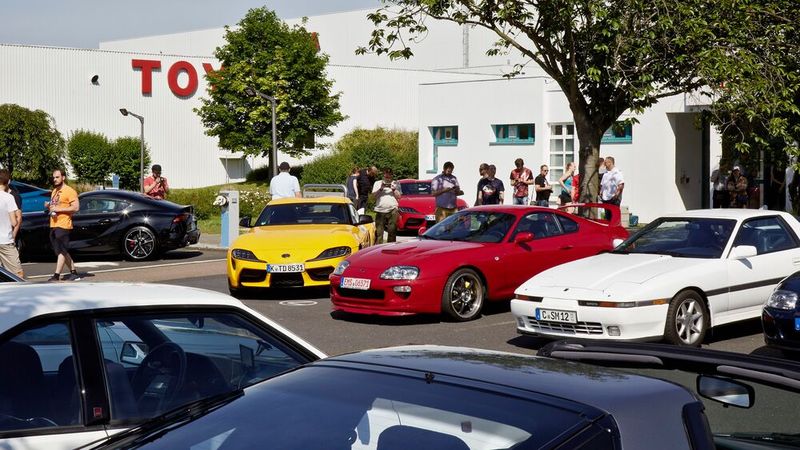 Mit Events wie einem Supra Meeting in der Kölner Toyota Collection feiert die Community das Jubiläum der Japan-Sportler. Und auch auf Oldtimermessen bzw. -Veranstaltungen sieht man immer öfter auch Fahrzeuge aus Nippon. (Bild: Toyota)