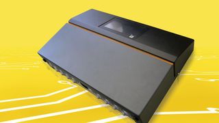 Der Systemregler EB7000 ist das Herzstück eines einzigartigen Heizsystems, bei dem sich alle verfügbaren Wärmeerzeuger und -verbraucher individuell ansteuern lassen. (Hesch Industrie-Elektronik)