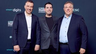 Haben eine strategische Zusammenarbeit vereinbart (v.l.n.r.): Christian Müller, Co-CEO von Schwarz Digits, Daniel Bernard, Chief Business Officer bei CrowdStrike und Rolf Schumann, Co-CEO von Schwarz Digits. (Bild: Schwarz Digits)