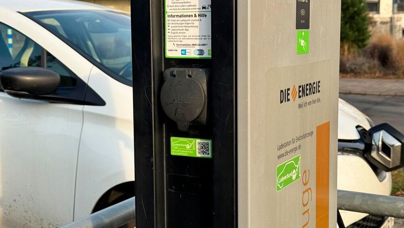 Praktisch, aber riskant: Das Scannen von QR-Codes erleichtert den Weg zu Webseiten. Allerdings nutzen Kriminelle immer öfter den Code, um Verbraucher auf gefälschte Internetseiten zu locken.(Bild:  Schreiner – VCG)