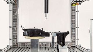 Das Drei-Achsen-CNC-System erkennt eigenständig verschiedene Bauteilformen und reagiert flexibel auf unterschiedliche Kurvenprofile. (Stöber)