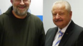 Rückbesinnung auf ethische Werte: Bruder Paulus (li.) und Jürgen Karpinski, Präsident des Kfz-Landesverbandes Hessen. (Foto: Landesverband)