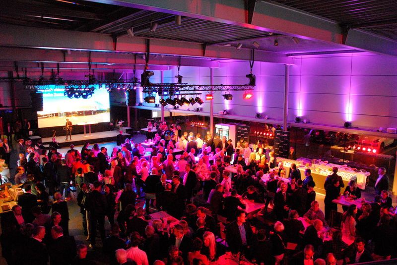 Musikalisch untermalt wurde der Abend zunächst mit dem Saxophon, nach der Schlüsselübergabe übernahm der DJ bis spät in die Nacht. (Uhl/»kfz-betrieb«)