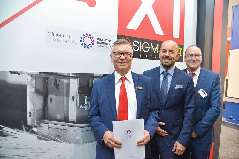 Mit SigmaNEST ist auf der EuroBLECH ein weiteres Unternehmen dem Industry Business Network 4.0 beigetreten. Igor Mikulina, Vorsitzender des Verbandes (Mitte), heißt hier im Bild den neuen Partner - vertreten durch Christoph Weber (links, CEO SigmaNEST GmbH) und Chris Cooper (rechts, Managing Director SigmaTEK Europe) willkommen. (IBN Systems)