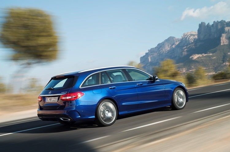 In Summe lässt der Stuttgarter Debütant nicht nur seinen Vorgänger, sondern auch die Kombi-Rivalen vom 3er-BMW und dem Audi A 4 recht bieder aussehen. (Foto: Daimler)