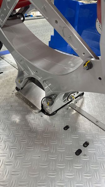 Schrauben mit Köpfchen: Mit integrierter Kraftmess- und Übertragungstechnik liefern die SensorBolts präzise Echtzeitdaten über Belastungen und Zustand der Verbindungen der Achterbahn-Sitze im «blue fire Megacoaster» Zug. Die Daten werden über SensorNodes und ein Gateway sicher in die Cloud übertragen und ermöglichen Anlagenbetreibern eine komfortable Fernüberwachung. (Bild: fischerwerke)