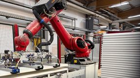 Dank des neuen FA-X/FA-M-Flächengreifsystems steigerte Türenhersteller PRÜM seine Fertigungsleistung um 20 Prozent. (Bild: J. Schmalz GmbH)
