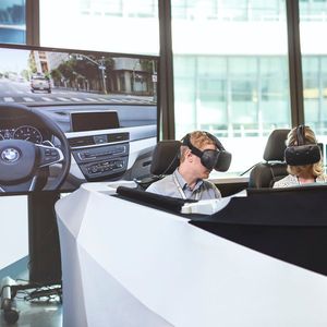 BMW setzt auf ein Mixed-Reality-System. Damit ist es möglich, Fahrten durch eine Großstadt zu simulieren und dabei zu testen, wie die Rundumsicht auf die Umgebung ist, oder ob ein Display je nach Blickwinkel oder Sitzposition schwer zu erkennen oder zu erreichen ist.