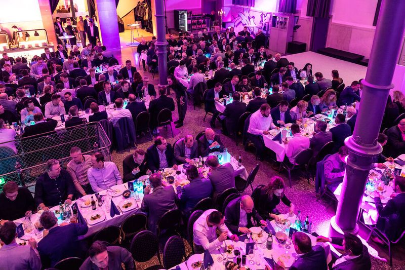 Die Maschinenhalle im Bürgerbräu war ausverkauft. Die Veranstaltung ist ein beliebtes Networking-Event. (Stefan Bausewein)
