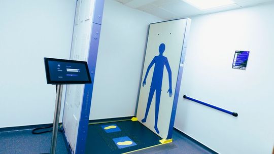Der QPS201 wird als zusätzlicher Kontrollschritt eingesetzt, um zu überprüfen, ob in Gewahrsam genommene Personen verbotene Gegenstände verbergen.(Bild:  Rohde & Schwarz)