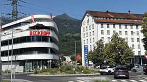 Räumlich ein kleiner Schritt: Beckhoff Automation Österreich hat in Bürs den Neubau seines Headquarters bezogen – gegenüber der alten Textilfabrik, wo sich bisher die Büros befanden. (Bild: Stefanie Michel)