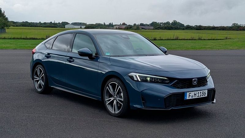 1. Das Design: Die früheren Generationen des Civic waren sehr futuristisch und sportlich. Die aktuelle Generation  mit ihrem sanft abfallenden Dach ist hingegen auch nach der Designauffrischung auffallend unauffällig. Honda hat das Design unter anderem durch neue Frontstoßfänger und Seitenlufteinlässe geschärft.  (Bild: Mauritz – VCG)