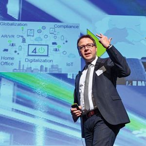 Dr. Oliver Koch von der Schaeffler Technologies AG & Co. KG gab in seinem Keynote-Vortrag „Next Steps – Vom Trendmonitoring zum Forschungsbedarf“ einen Einblick darin, wie die FVA zukünftige Trends in nutzenbringende Forschungsprojekte überführen möchte.
