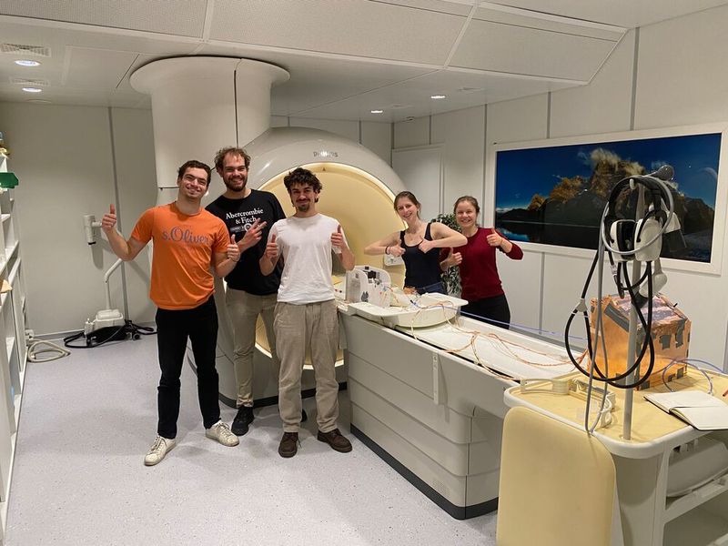 Das Team von Bypulse nimmt sich einem Problem an, dass sich stellt, wenn Säuglinge und Kleinkinder am Herz operiert werden müssen. Die jungen Patienten werden dazu an eine Herz-​Lungenmaschine angeschlossen. Diese optimal einzustellen, ist allerdings nicht einfach, und eine falsche Einstellung kann bleibende Hirnschäden verursachen. Die Studierenden entwickeln eine Herz-​Lungen-Maschine, die betrieben werden kann, währenddem die Durchblutung des Gehirns mittels Magnetresonanztomografie (MRT) überwacht wird.  (Bild: D-MAVT / ETH Zürich)