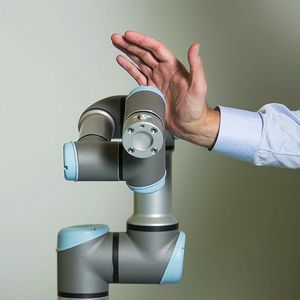 Der neue Leichtbauarm UR3 verfügt über einen Kraftregler, der bei Kontakt mit dem Menschen die Kraft begrenzt.