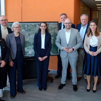 Dr. Fabian Mehring (vorne, 3. v. r.) bei seinem Besuch in Mittelfranken: „Weisendorf geht [...] als kommunaler Pixelpionier landesweit voran und zeigt eindrucksvoll, wie Digitalisierung zum Fundament einer modernen Mitmach-Demokratie werden kann.“ (Bild: © StMD)