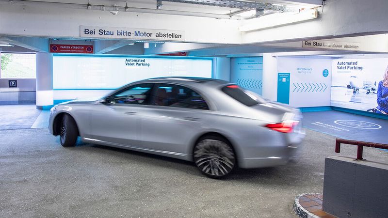 Das System kommuniziert mit der S-Klasse von Mercedes. Die neueste Generation der Oberklasse-Limousine ist nach Unternehmensangaben das erste Serienfahrzeug mit der notwendigen Technik. (Bild: Daimler)