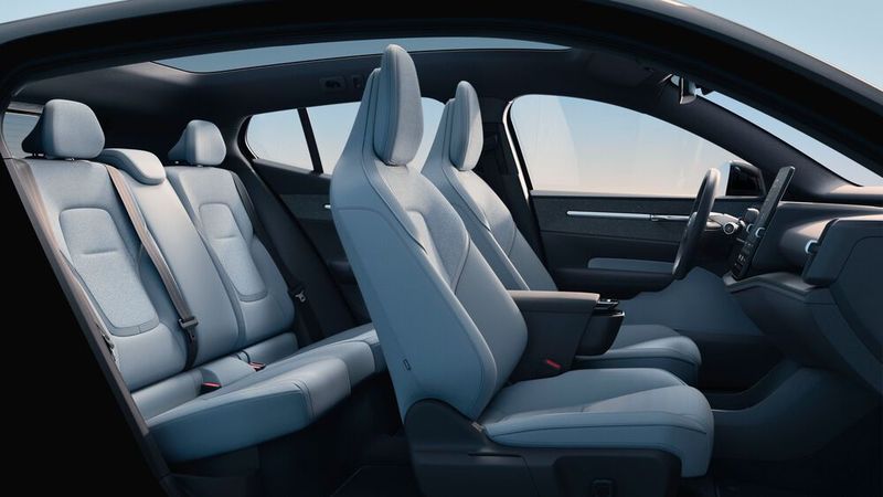 Die Ausstattungsstruktur des neuen Modells ist übersichtlich: Zusätzlich zur Serienausstattung der Linien Core, Plus und Ultra gibt es Auswahlmöglichkeiten bei Farben, Sitzen und Rädern. (Bild: Volvo)