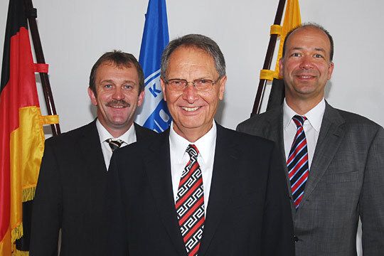 Andreas Ahlhelm, Vizepräsident des Landesverbandes Sachsen-Anhalt (li.), und ZDK-Hauptgeschäftsführer Axel Koblitz verabschiedeten Peter Gebbers. (Archiv: Vogel Business Media)