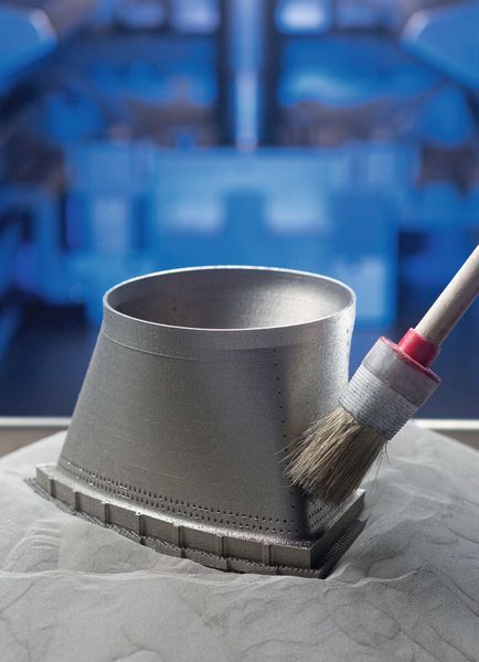 Dieses kurze Rohrstück verbindet zwei Teile einer Gasturbine. Der fließende Übergang von einer runden in eine eckige Form ist mit herkömmlichen Produktionsverfahren schwierig herzustellen. Mit 3D-Druckern geht es ganz einfach. (Bild: Siemens)