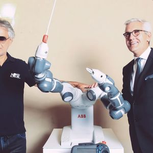 Startenor Andrea Bocelli (links) und Ulrich Spiesshofer, CEO von ABB, unter dessen Führung YuMi entwickelt wurde.