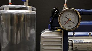 Aufbau zum Evakuieren einer Vergussmassenmischung mit „Bubble-free“. (Bild: Lackwerke Peters)