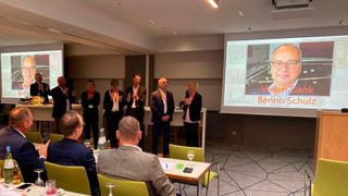 Emotionaler Höhepunkt der Jahreshauptversammlung des Seat-Händlerverbands: Der langjährige Präsident Benno Schulz wird verabschiedet. (Bild: Seat-Händlerverband)