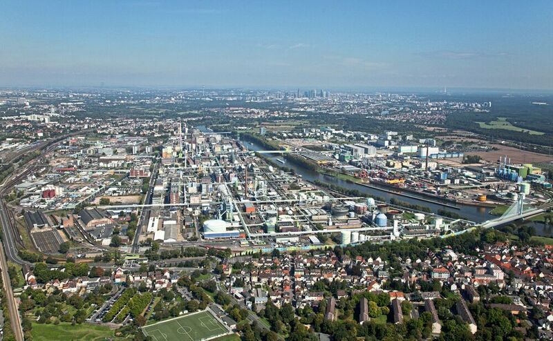 Der Industriepark Höchst entstand aus dem Werksgelände der ehemaligen Höchst AG. Seit 1998 betreibt die Infraserv als Standort etreiber und Industriedienstleister einen der größten Chemie- und Pharmastandorte Europas. (Infraserv)