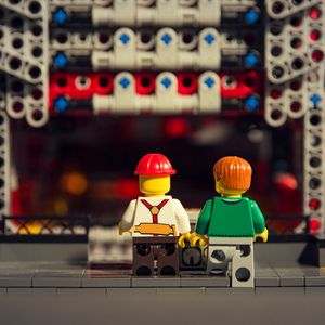 In dem Papercube-Projekt bauten Studenten zusammen mit Andreas Baumgart eine vollautomatische Papierwürfelfabrik.(Bild:  Lego Mindstorms)