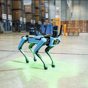 Digitaler Zwilling als Steuerzentrale: In den Logistikzentren der Otto Group sollen Roboterflotten unterschiedlicher Hersteller künftig über einen zentralen „Robotic Coordination Layer“ koordiniert und virtuell getestet werden.(Bild:  Otto Group)