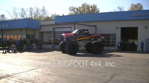Der Bigfoot 20: der weltweit erste Monstertruck mit Elektroantrieb macht mit über 260 kW und 1100 Nm Autos umweltschonend platt (Bild: Bigfoot 4x4 Inc.)