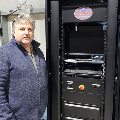 Manuel Ruhfass: Der Kfz-Unternehmer hat sich auf die Analyse und Weiterverwendung von alten E-Auto-Batterien spezialisiert. (Bild: Rosenow – VCG)