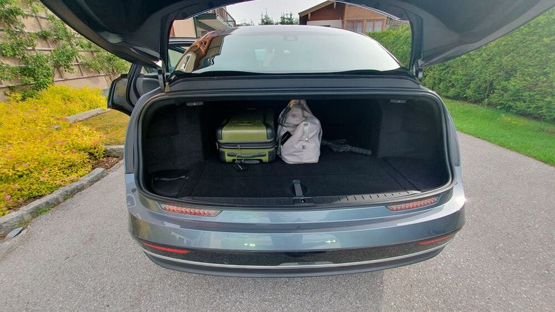 Der Kofferrraum ist im Air großzügig dimensioniert, aber die Beladung ist aufgrund dessen Tiefe und der geringen Öffnungshöhe der Kofferraumklappe etwas unpraktisch.  (Bild: Mauritz – VCG)