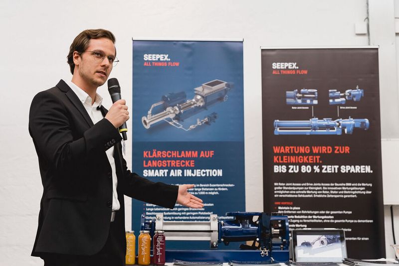 Der traditionelle Ausstellerrundgang macht Halt bei Seepex (Bild: Stefan Bausewein)