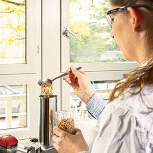 Mit dem Extrusionsverfahren untersuchen Forschende des KIT die Backeigenschaften von Mehlen aus Insektenpulver. 