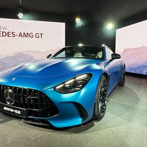 Der AMG GT hat nun nicht nur erstmals vier Sitze, sondern obendrein noch einen urlaubstauglichen Kofferraum.(Bild:  Mercedes-Benz)