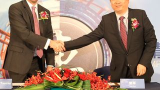 Vertragsunterzeichnung in Shanghai (v.l.): Carsten Taucke, CEO Impterial Logistics International, und Sincero-CEO Jiang Jun. (Imperial)