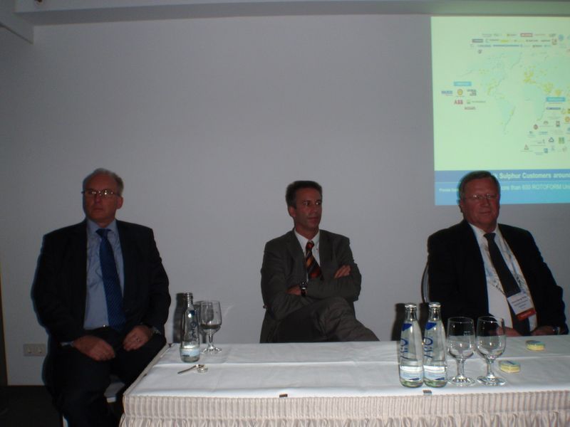 v.l.n.r.: Geschäftsführer Matthias Kleinhans, Verkaufs- und Marketingleiter Ulrich Nanz sowie Hans-Georg Pohle, Global Product Manager Sulphur, berichteten auf der Pressekonferenz über aktuelle Neuerungen der Rotoform-Technologie sowie über ein ausgefeiltes Großprojekt in Griechenland, das kürzlich in Betrieb genommen wurde. (Bild: Kempf/PROCESS)