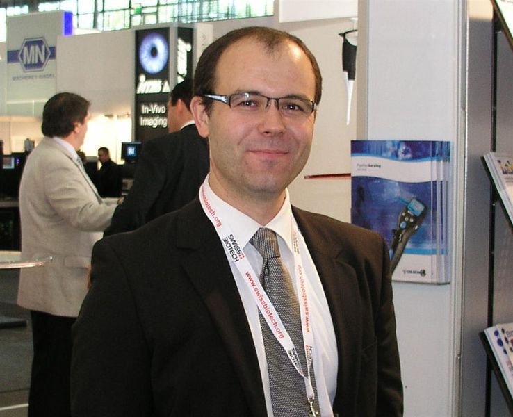Przemek Jedrysik von Qiagen informiert sich am Stand von LaborPraxis über neue Online-Trends (Archiv: Vogel Business Media)