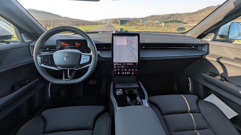 5. Der Innenraum: Das Interieur ist Polestar-typisch reduziert. Diese Schlichtheit geht nicht zu Lasten der Qualitätsanmutung – der Innenraum wirkt sehr hochwertig, was in dieser Preisklasse auch ein Muss ist. Der Hersteller setzt dabei nicht auf Leder, Klavierlack oder gebürstetes Aluminium, sondern konsequent auf nachhaltige, recycelte Materialien. Klassische Bedienelemente wurden mit Ausnahme eines Drehreglers in der Mittelkosole konsequent verbannt.  (Bild: Mauritz – VCG)
