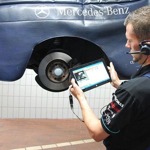 Der Serviceberater bannt die Schäden auf Video und erklärt die nötigen Arbeiten.(Foto:  Rosenow)