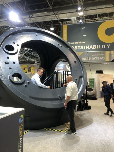 Gussteile finden sich in allen wesentlichen Lebensbereichen – oft versteckt – wieder: Auch die Energiewende ist ohne vielfältige Gussteile in Windrädern, Photovoltaikanlagen und Turbinen nicht denkbar. Das Tonnenschwere Exponat einer Windenergie-Rotornabe. (Bild: Vogel Communications Group/Juliana Pfeiffer)