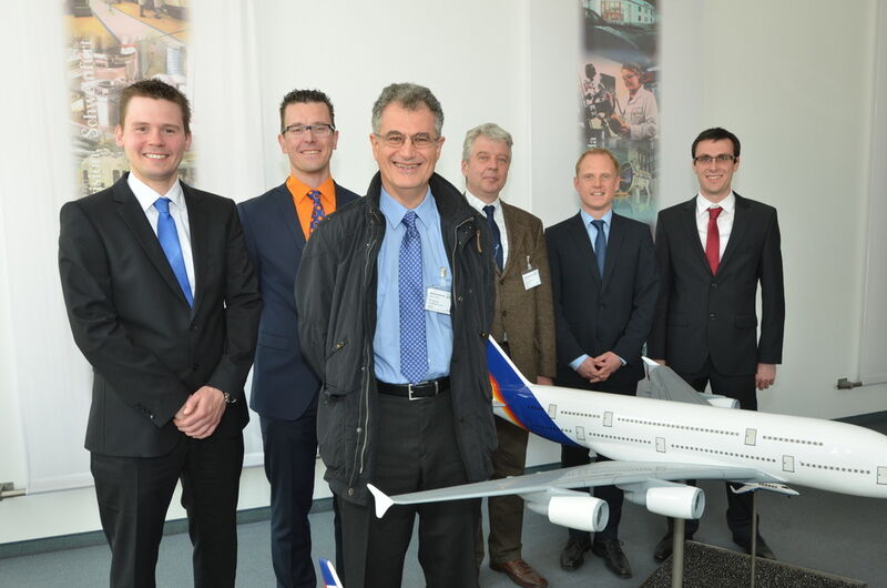 Vertreter der MTU Aero Engines diskutierten die aktuellen Projektergebnisse mit den Schaeffler-Projektbeteiligten Stefan Denker, Jens Fella, (1. u. 2. v. l.), Dr. Peter Glöckner, Matthias Martin, (5. u. 6. v. l.). Dr. Michael Flouros, MTU-Projektleiter Ölsysteme, und Heinz Knittel, MTU-Projektmanager Nationale Luftfahrtforschung, (3. u. 4. v. l.) beglückwünschten FAG Aerospace zum neuen Drehzahlkennwertrekord. (Bild: Schaeffler)